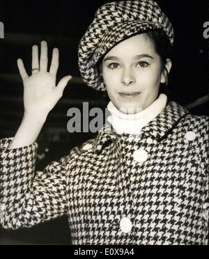 7. Dezember 1965 - Off nach New York: Geraldine Chaplin, Chaplins Schauspielerin Tochter, ging nach New York heute Morgen. Sie besuchen die Weltpremiere des Films "Doctor Zhivago", basierend auf der berühmten Pastenak Roman, in dem sie die Rolle der Schiwagos Frau gegenüber Omar Sharif spielt. Das Foto zeigt Geraldine Chaplin trägt ein kariertes Reise-Outfit und ein Kind Kappe vor dem Einsteigen in des Flugzeugs am Flughafen Orly abgebildet. Stockfoto