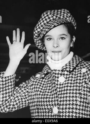 7. Dezember 1965 bereitet - Paris, Frankreich - Ballett-Tänzerin GERALDINE CHAPLIN trägt ein karierte Outfit an Bord eines Flugzeugs am Flughafen Orly nach New York, für die Premiere des Films, "Doctor Zhivago." Stockfoto