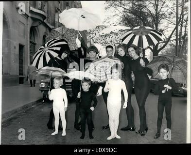 10. Oktober 1965 - Regenschirm für Jungvermählte: Regenschirm wurde in großem Nutzen im vergangenen verregneten Sommer. Foto zeigt Braut und Bräutigam unter einem Regenschirm. Ein Bild im Display Mode organisiert von französischen Regenschirm Hersteller. Stockfoto