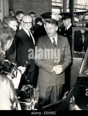 10. Oktober 1965 - Ian Smith kommt hier entscheidende Gespräche über Unabhängigkeit.: Rhodesian Premierminister Mr. Ian Smith flog in London Airport heute für seine entscheidende am Unabhängigkeit mit der britischen Regierung in London. Foto zeigt Mr. Ian Smith bei seiner Ankunft auf dem Flughafen London heute abgebildet. Stockfoto