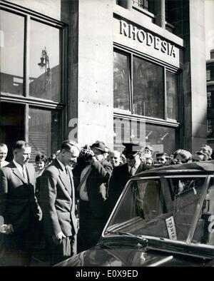 10. Oktober 1965 - Herr Ian Smith Premierminister Südrhodesiens in London: Ian Smith Premierminister von Rhodesien, in London heute Morgen flog, Gespräch mit der britischen Regierung über Rhodesian Unabhängigkeit haben. Das Foto zeigt Mr. Smith gesehen heute Morgen zum Mittagessen nach Gespräche mit dem Rhodesian High Commissioner Rhodesien Haus zu verlassen. Stockfoto