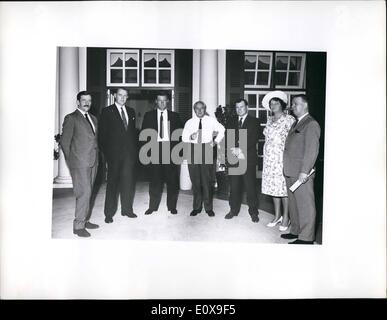 10. Oktober 1965 - The British Prime Minister, Herr H. Wilson angekommen Salisbury Flughafen am Montagabend, 25. Oktober 1965, in einem R.A.F Komet mit einer Belegschaft von 50 und fünf Aidas, einschließlich der Commonwealth Relations Sekretär, Herrn Arthur Bottomley und Sir Saville Garner, Unterstaatssekretär im Commonwealth Relations Büro. Mit Mr. Wilson ist Sir Burke Trend, Sekretär der Cabinet Mr. D. Mitchell, der Premierminister Principal Private Secretary, Mr. O. Wright, seinem Sekretär für auswärtige Angelegenheiten und Herr T. Lloyd - Hughes seinem Pressesprecher Stockfoto