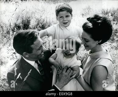 10. Oktober 1965 - neue Bilder von Prinzessin Margaret, The Earl Of Snowdon und Their Children: H.R.H. Prinzessin Margaret, der Earl of Snowdon und ihre Kinder in den Garten des Kensington Palace, London abgebildet. Lady Sarah, trägt eine Kleid aus weißer Organdis mit weißer Spitze getrimmt, wurde am 1. Mai geboren. 1964. Lord Linley am 3. November. 1961. Stockfoto