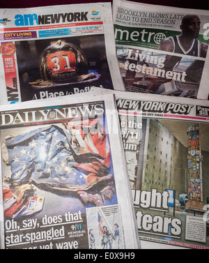 Titelseiten und Schlagzeilen von New York Tabloids verfügen über Berichterstattung über die Eröffnung des National September 11 Memorial & Museum Stockfoto