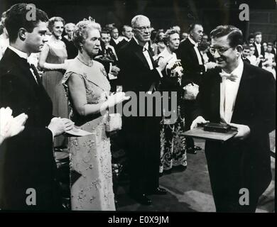 12. Dezember 1965 - präsentiert Präsentation von Nobel Preise König Gustav von Schweden Nobel Preise an Gewinner, in einer Zeremonie im Stockholmer Konzerthaus am Freitag, den 10. Dezember. Foto zeigt Professor Robert B. Woodward, USA hat gerade den Nobelpreis für Chemie erhalten und gilt als Sibylla und König Gustav Adolf applaudiert. Stockfoto