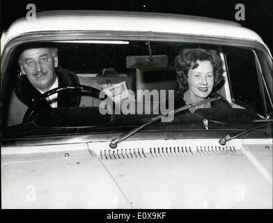 12. Dezember 1965 - Frau Barbara Castle ist Minister für Verkehr: Frau Barbara Burg, 54, hat Verkehrsminister in erste Kabinettsumbildung des Premierministers ernannt worden. Frau Castle, wer nicht Dirv macht, ist die erste Frau Verkehrsminister und tritt an die Stelle von Herrn Tom Fraser. Das Foto zeigt Frau. Barbara Castle wird angetrieben vom House Of Commons gestern Abend von ihrem Ehemann ted. Stockfoto