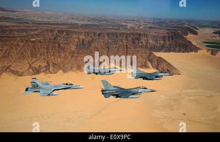 USA und Royal Jordanian Air Force f-16 Fighting Falcons und US Marine Corps f-18 Hornet Jagdflugzeug fliegen in Formation über die Wüste Wadi Rum während der Übung eifrig Tiger 13. Mai 2014 in Jordanien. Stockfoto