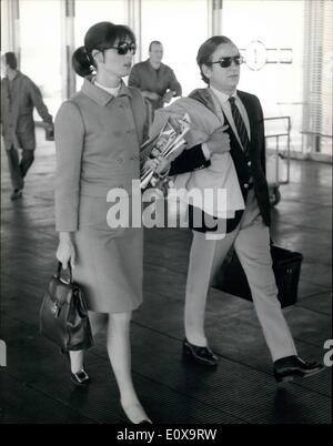 10. Oktober 1965 - italienische Schauspielerin Elsa Martinelli und ihr Verlobter Willy Rizzo, französischer Fotograf, zurück in Rom, nach der Arbeit des Films in Frankreich. Stockfoto