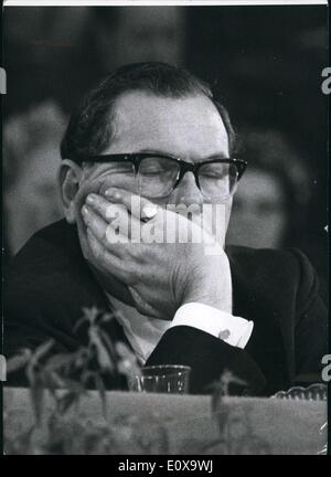 13. Oktober 1965 - einen Cent für seine Gedanken: die Jahreskonferenz der national Union of Conservative und Unionist Verbände eröffnet heute im Sportpavillon, Brighton. Fotoshows '' Schatten '' Finanzminister Herr Reginald Maudling schloss seine Augen beim Anhören der Vorträge am ersten Tag der konservativen Konferenz in Brighton. Stockfoto