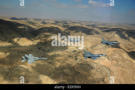 USA und Royal Jordanian Air Force f-16 Fighting Falcons und US Marine Corps f-18 Hornet Jagdflugzeug fliegen in Formation über die Wüste Wadi Rum während der Übung eifrig Tiger 13. Mai 2014 in Jordanien. Stockfoto