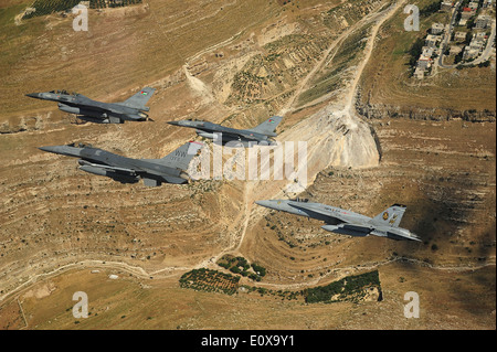 USA und Royal Jordanian Air Force f-16 Fighting Falcons und US Marine Corps f-18 Hornet Jagdflugzeug fliegen in Formation über den Stadtrand von Amman während Übung eifrig Tiger 13. Mai 2014 in Jordanien. Stockfoto