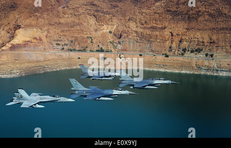 USA und Royal Jordanian Air Force f-16 Fighting Falcons und US Marine Corps f-18 Hornet Jagdflugzeug fliegen in Formation über dem Toten Meer während der Übung eifrig Tiger 13. Mai 2014 in Jordanien. Stockfoto