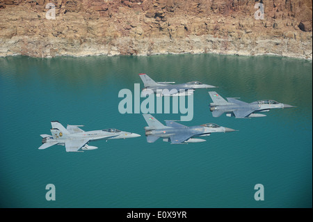 USA und Royal Jordanian Air Force f-16 Fighting Falcons und US Marine Corps f-18 Hornet Jagdflugzeug fliegen in Formation über dem Toten Meer während der Übung eifrig Tiger 13. Mai 2014 in Jordanien. Stockfoto