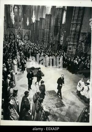 12. Dezember 1965 - Queen in Westminster Abbey konstituierenden Service.: HM The Queen und The Duke of Edinburgh, vorbei an der Gedenkstätte Stein, Sir Winston Churchill, wie der Prince Of Wales, und Prinzessin Anne, Königin Elizabeth, die Königinmutter und andere Mitglieder der königlichen Familie folgen, verlassen sie Westminster Abbey, nach heutigen Gottesdienst anlässlich der 900.. Jahrestag der Weihe der ersten Abteikirche in 1065. Hinter dem Prinzen von Wales und seine Schwester ist das Grab des unbekannten Kriegers. Der Dienst weiht die 12 Monate lang zum Gedenken an die Abtei der 900.. Geburtstag. Stockfoto