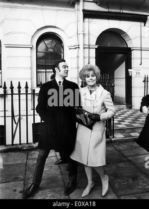 Schauspielerin Kim Novak auf einem Spaziergang mit Ehemann Richard Johnson Stockfoto