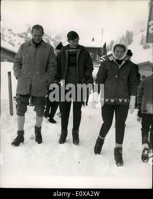 29. Dezember 1965 - Duke und Kinder in Liechtenstein: The Duke of Edinburgh, Prinzessin Anne und Prinz Charles, der im Urlaub auf Schloss Vaduz als Gäste des Fürsten Franz Josef von Liechtenstein, heute fuhr auf den Wintersportort Malbun für ihren ersten Ausflug im alpinen Schnee dieser Saison sind. Das Foto zeigt heute The Duke of Edinburgh mit Prinz Charles und Prinzessin Anne - in Malbun. Stockfoto