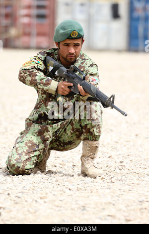 Ein afghanischer Soldat mit dem 4. TOLAY, 215. Korps, Afghanistan Nationalarmee während ein taktisches Vorgehen Übung 17. Mai 2014 im Camp Shorabak, Provinz Helmand, Afghanistan. Stockfoto