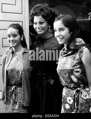 Schauspielerin Sophia Loren auf einer Pressekonferenz mit Victoria und Josephine Chaplin Stockfoto