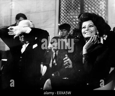 Schauspielerin Sophia Loren mit Regisseur Charlie Chaplin Stockfoto