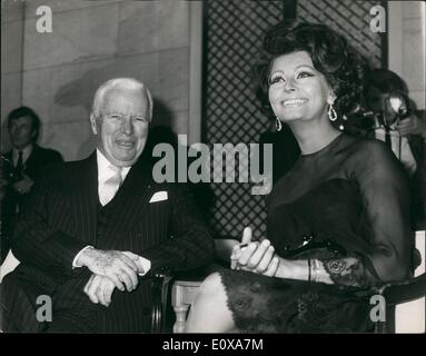 11. November 1965 - Sophia Loren & Charlie Chaplin: bei Press Conference im Savoy Hotel, London Charlie Chaplin zur direkten Sophia ist Stockfoto