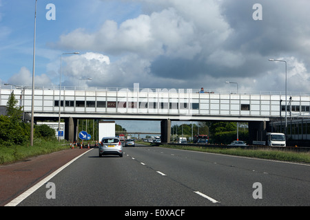 Charnock Richard Dienstleistungen Tankstelle Autobahnbrücke M6 Autobahn England UK Stockfoto