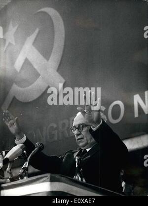 1. Januar 1966 - die 11. Konferenz der kommunistischen Partei eröffnete heute Morgen in der Congress Hall in Rom. Große Bilder von den späten kommunistischen Führer Parmiro Togliatti war prominent in der Halle. Foto zeigt, dass der PCI, Sekretär Luigi Longo, im Bild mit seiner Rede vor der Sitzung. Stockfoto