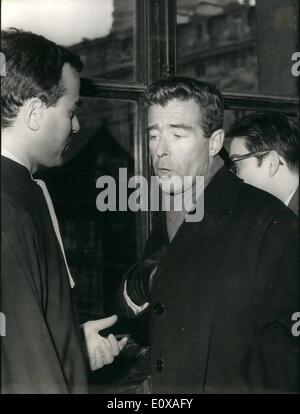 1. Januar 1966 - Ben Barka Fall. Das Foto zeigt Jean Jacques Ervan Schreiber, Editior in Chef des wöchentlichen Express in der Lobby des Justizpalastes nach einem neuen Interview mit dem Untersuchungsrichter Zollinger abgebildet. Stockfoto