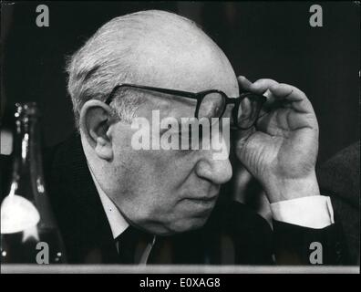 01. Januar 1966 - die 11. Konferenz der Komunistischen Partei wurde heute Morgen im Kongresssaal in Rom eröffnet. Ein großes Bild des verstorbenen Komunistenführers Pamiro Togliatti war in der Halle bekannt. Fotoshows: Senator Mauro Scoccimarro, 70, Mitglied des Sekretärs der Kommunistischen Partei. Stockfoto