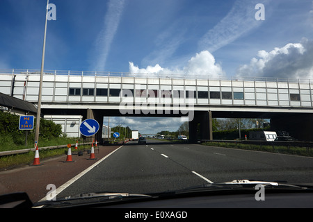 Fahren unter Charnock Richard Dienstleistungen Tankstelle Autobahnbrücke M6 Autobahn England UK Stockfoto