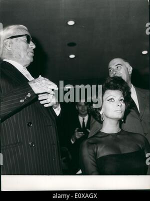 11. November 1965 - Sophia Loren und Charlie Chaplin bei Pressekonferenz im The Savoy Hotel London: Charlie Chaplin Id, Sophia Loren und Marlon Brando versuchsweise in einen neuen Film zu lenken als die Gräfin bezeichnet. Stockfoto