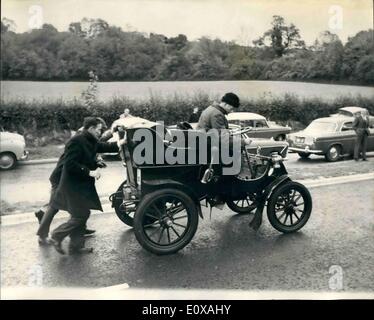 11. November 1965 - jährliche Wechselspannung Veteran Car Run von London nach Brighton - Lord Montague und sein Veteran in Trouble: 250 Veteran Cars wurden für den jährlichen Veteran Car Run des Royal Automobilclubs von London nach Brighton, der heute Morgen vom Hyde Park startet, eingetragen. Alle Fahrzeuge, die daran teilnahmen, wurden vor 1905 gebaut. Foto zeigt: lord Montague von Beaulieu bekommt eine helfende Hand nach oben Pyecombe Hill, in der Nähe aufhellen, nach einem leichten mechanincal falt in seinem 1903 Cadillac entwickelt. Stockfoto