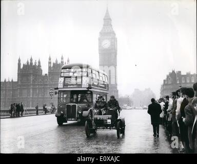 11. November 1965 - Run die jährliche R.A.C. von London nach Brighton Veteran Car... 250 Veteran Autos wurden für die jährliche Royal Automobile Club Veteran Car Run aus London nach Brighton, ausgehend vom Hyde Park heute morgen eingereicht. Alle Autos wurden vor 1905 gebaut. Foto zeigt A 1903 Oldsmobile wird neben einem Londoner Bus Gefahren, wie es geht über die Westminster Bridge mit der Londoner Big Ben im Hintergrund. RAY/J Keystone. Stockfoto