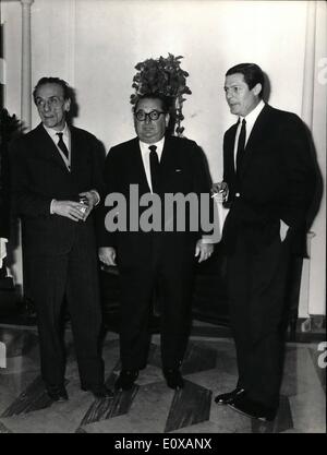 1. Januar 1966 - Rom, 14.01.66 amerikanischen Herstellers Joseph E. Levine, Präsident der Botschaft Pic. und der Schauspieler Marcello Mastroianni hielt eine Pressekonferenz, das Programm der neuen Gesellschaft nach Levine und Mastroianni, für drei Produktion während der nächsten zwei Jahre bekannt zu geben. Mastronianni wird der Star aller drei Filme sein. Erster Film werden Le Voci Ui Dentro von Eduardo De Filippo. OPS: v.l.n.r.: Eduardo De Filippo, Joseph E. Levine und Marcello Mastroianni. Stockfoto