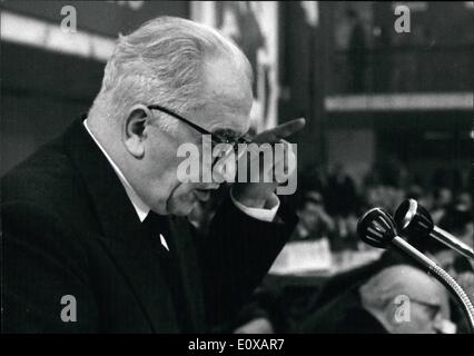 1. Januar 1966 - eröffnete die 11. Parteikonferenz der kommunistischen heute Morgen in der Congress Hall in Rom. Eine große Bilder von verstorbenen kommunistischen Führer Palmiro Togliatti war Promintent in der Halle. OPS = The PCI "Secretarty Luigi Longo, im Bild mit seiner Rede vor der Sitzung. Stockfoto