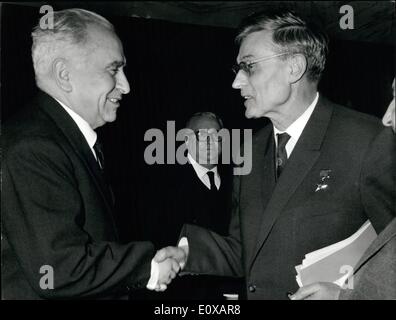 1. Januar 1966 - eröffnete die 11. Parteikonferenz der kommunistischen heute Morgen in der Congress Hall in Rom. Große Bilder von verstorbenen kommunistischen Führer Palmiro Togliatti war prominent in der Halle. Lugi Longo, links, von Mikhail Suslov beglückwünscht. Stockfoto