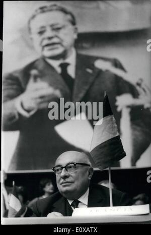 1. Januar 1966 - eröffnete der 11. Konferenz der kommunistischen Partei heute Morgen in der Congress Hall in Rom. Große Bilder von verstorbenen kommunistischen Führer Palmiro Togliatti war prominent in der Halle. Stockfoto