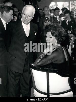 11. November 1965 - Sophia Loren & Charlie Chaplin bei Pressekonferenz im Savoy Hotel London: Charlie Chaplin Id, Sophia Loren und Marlon Brando versuchsweise in einen neuen Film zu lenken als die Gräfin bezeichnet. Stockfoto