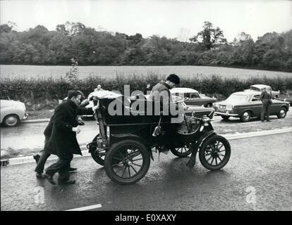 11. November 1965 - jährliche Wechselspannung Veteran Car Run London nach Brighton - Lord Montague und sein Veteran in Schwierigkeiten: 250 Veteran Cars wurden für den jährlichen Veteran Car Run des Royal Automobilclub von London nach Brighton, der heute Morgen vom Hyde Park startet, eingetragen. Alle Karmabenabsteppteile wurden heute Morgen 1902 gebaut. Phoot zeigt, dass Lord Montague Reaulieu eine HE;ping Hand nach oben Pyecombs Hill, in der Nähe von Brighton, nach einem leichten mechanischen Fehler in seinem Cadillac 1903 entwickelt. Stockfoto