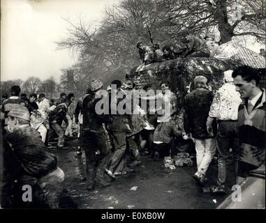 3. März 1966 - Rugby in Richmond - Krankenhaus-Cup-Finale: Das Krankenhaus-Cup-Finale zwischen Kerls und St. Thomas fand heute Nachmittag im Richmond Athletic Boden. Foto zeigt: Die Szene während der Schlacht "zwischen Schülern - vor der Übereinstimmung dieser Nachmittag. Stockfoto