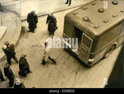 1. Januar 1966 - Ben Barka Fall: Inhaftierte Gen Kreuz untersucht. Eine allgemeine Kreuzverhör der Männer in Ben Barka beteiligt Stockfoto