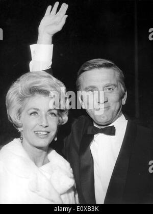 Schauspieler Kirk Douglas in Cannes mit Ehefrau Anne Stockfoto