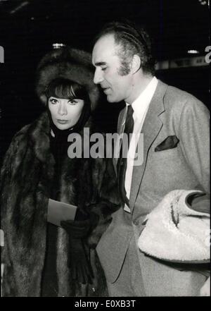 3. Januar 1966 - Juliette Greco, singen In Russia?: Juliette Greco, die berühmte französische Sängerin, die den bekannten Schauspieler Michel Piccoli in Paris heiratete vor kurzem verlassen für eine singende Tour im sowjetischen Russland heute Morgen. Foto zeigt Juliette Greco trägt einen Pelzmantel und einem Fell, das im Bild mit ihrem Ehemann Michel Piccoli (die sie auf ihrer russischen Tour begleiten wird) am Flughafen Orly Vormittag / Stockfoto