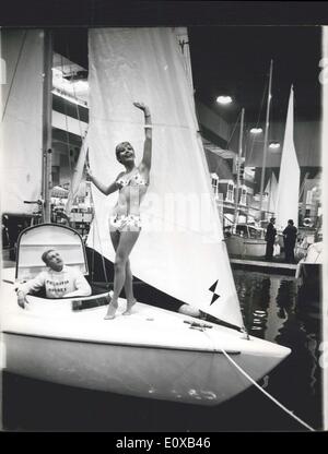 5. Januar 1966 - International Boat Show im Earls Court. Der zwölfte International Boat Show eröffnete heute Morgen Kanzler des Finanzministeriums, der Rt Hon. James Callaghan. Foto zeigt: Ein junges Model stehen auf dem Deck von der schwedischen Magnifik Zwerg, 23 ft lang und besteht aus Glasfaser. Es verfügt über alle Annehmlichkeiten eines Zuhauses inklusive vier volle Betten, eine große Speisekammer, zwei Brenner Gasherd, Teppiche, Wrdrobes, Esstisch und Edelstahl Waschbecken. Sie zeigt Ulf Soderberg Marin, Schweden. Stockfoto