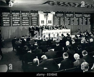 7. Januar 1966 - World Cup Soccer ziehen - die Auslosung für die WM Fußball Endrunden, in England im Juli dieses Jahres gespielt werden machte gestern (Jan (6) im Royal Garden Hotel. Kensington, London. Sir Stanley Rous, Präsident der Federation of International Football Associations machte die Auslosung mit anderen Mitgliedern der FIFA-Organisationskommission. Dies war die Szene am Ende des abgehobenen Betrages, zeigt auf der linken Seite die Gruppierungen der 16 Finalisten Nationen und auf der rechten Seite, wie die Teams um einander in den vier Gruppierungen spielen gezeichnet sind. Links nach rechts am vorderen Tisch: S.L Stockfoto