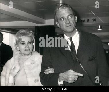 3. März 1966 - Zsa Zsa Gabor kommt in London mit Ehemann Nummer fünf. Schauspielerin Zsa Zsa Gabor flogen in London Flughafen heute begleitet von ihrem fünften Mann, 51 Jahre alten Texaner Ölmann Joshua Cosden, die sie am Donnerstag in Los Angeles geheiratet. Zsa Zsa hier auf Eamonn Andrews Show am Sonntag erscheinen soll. Foto zeigt: Zsa Zsa Gabor und ihr Ehemann Joshua Cosden abgebildet bei ihrer Ankunft am Flughafen London wenn sie aus den Vereinigten Staaten heute flog. Stockfoto