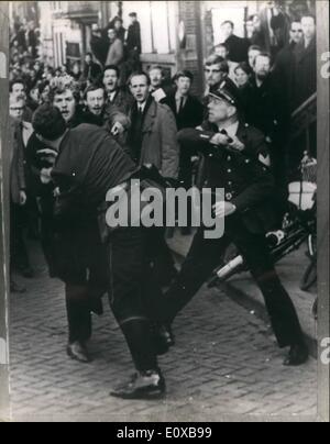 3. März 1966 - Jugendliche RANDALIEREN über Ausstellung IN AMSTERDAM fotografiert. Hunderte von Jugendlichen trafen sich in dem Gebäude mit dem Riot-Fotografien bei Kronprinzessin Beatrix Hochzeit getragen, und verursacht weitere Zusammenstöße mit der Polizei. Bei der Eröffnung der Ausstellung legen Hunderte von Jugendlichen warteten in der Nähe des Gebäudes, in der Prinsengracht in Amsterdam, wo die Ausstellung gezeigt wurde, und weitere Schlägereien nahm als die Polizei eintraf. Keystone-Fotoshows:-Polizisten bei einem Zusammenstoß mit Jugendlichen in Amsterdam. Stockfoto