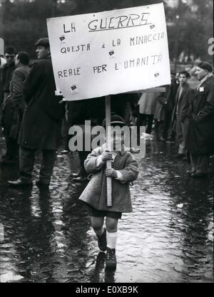 3. März 1966 - inszeniert italienischen Kommunisten Rallyes auf der Piazza del Popolo (Platz des Volkes) heute über Vietnam. Fast 7.000 Personen auf dem Platz versammelt, um ihren linken Lautsprecher beschimpfen amerikanischen Aggression in Vietnam; Die italienische kommunistische Partei hatte tagelang breite Öffentlichkeit inszeniert, sie prognostizierten, dass Zehntausende die Rallye von ganz Italien teilnehmen würden. Der Regen aufgehört und helle Sushine erwärmt Rom ein paar Stunden nach der Rallyes waren. Das Foto zeigt ein kleines Kind anti-amerikanisch. Stockfoto