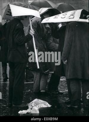 3. März 1966 - inszeniert italienischen Kommunisten Rallyes auf der Piazza del Popolo (Platz des Volkes) heute über Vietnam. Fast 7.000 Personen auf dem Platz versammelt, um ihren linken Lautsprecher beschimpfen amerikanischen Aggression in Vietnam; Die italienische kommunistische Partei hatte tagelang breite Öffentlichkeit inszeniert, sie prognostizierten, dass Zehntausende die Rallye von ganz Italien teilnehmen würden. Der Regen aufgehört und helle Sushine erwärmt Rom ein paar Stunden nach der Rallyes waren. Foto zeigt, dass die Plakate machen verwenden, um Schutz vor dem Regen. Stockfoto