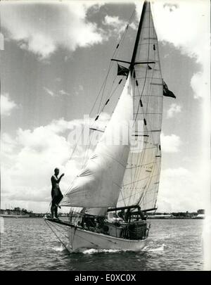 3. März 1966 - auf dem Weg nach London: drei britische Seeleute und ein Amerikaner auf den Weg von Dares Salaam (Tansania) letzte Woche in ihrer 32 ft Ketsch Suhaili auf ihrem Weg nach London. Die Briten begonnen, Segeln in diesem Ketchon Dezember letzten Jahres von Bombay, Indien und hoffe, irgendwann im Oktober dieses Jahres in London sein. Im amerikanischen 25 Jahr trat alte Rob Hill die Briten in Daressalam. Die drei Briten sind Brüder, Robin Knox-Johnston, 27, und Chris Knos-Johnston, 23, von Kant und Heinz Fingerhut, 23, Wales. Foto zeigt die Ketsch Suhaili verlassen Stockfoto