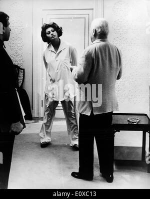 Sophia Loren und Charlie Chaplin während der Dreharbeiten zu "A Gräfin von Hong Kong" Stockfoto